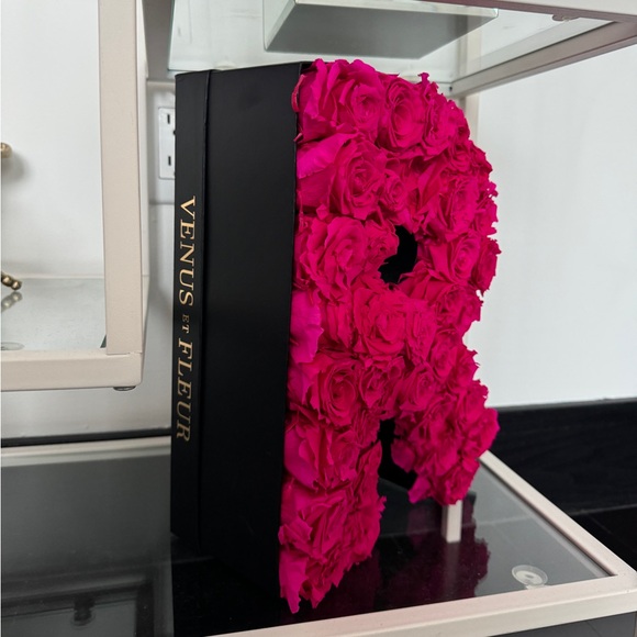VENUS DE FLEUR PINK R LETTERED ROSES - Picture 2 of 3